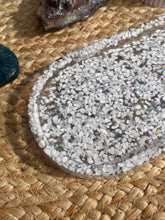 Load image into Gallery viewer, Howlite Crystal Chip Resin Display Trinket Dish