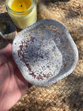 Load image into Gallery viewer, Howlite Crystal Chip Resin Display Trinket Dish