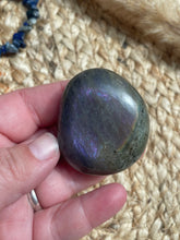 Load image into Gallery viewer, Labradorite Palm Stone