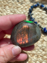 Load image into Gallery viewer, Labradorite Palm Stone