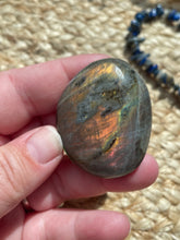 Load image into Gallery viewer, Labradorite Palm Stone