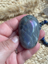 Load image into Gallery viewer, Labradorite Palm Stone