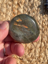 Load image into Gallery viewer, Labradorite Palm Stone