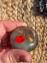 Load image into Gallery viewer, Labradorite Palm Stone