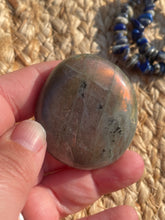 Load image into Gallery viewer, Labradorite Palm Stone