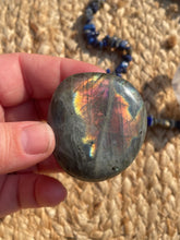 Load image into Gallery viewer, Labradorite Palm Stone