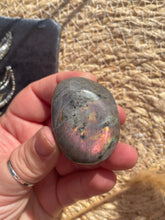 Load image into Gallery viewer, Labradorite Palm Stone