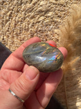 Load image into Gallery viewer, Labradorite Palm Stone