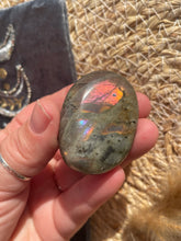 Load image into Gallery viewer, Labradorite Palm Stone