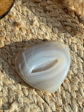Load image into Gallery viewer, Agate Heart Carving