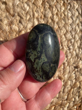 Load image into Gallery viewer, Kambaba Jasper Palm Stone
