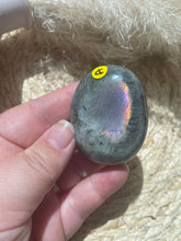 Load image into Gallery viewer, Labradorite Palm Stone