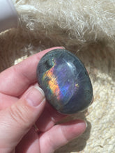 Load image into Gallery viewer, Labradorite Palm Stone