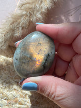Load image into Gallery viewer, Labradorite Palm Stone