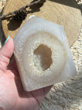 Load image into Gallery viewer, Druzy Agate Tower